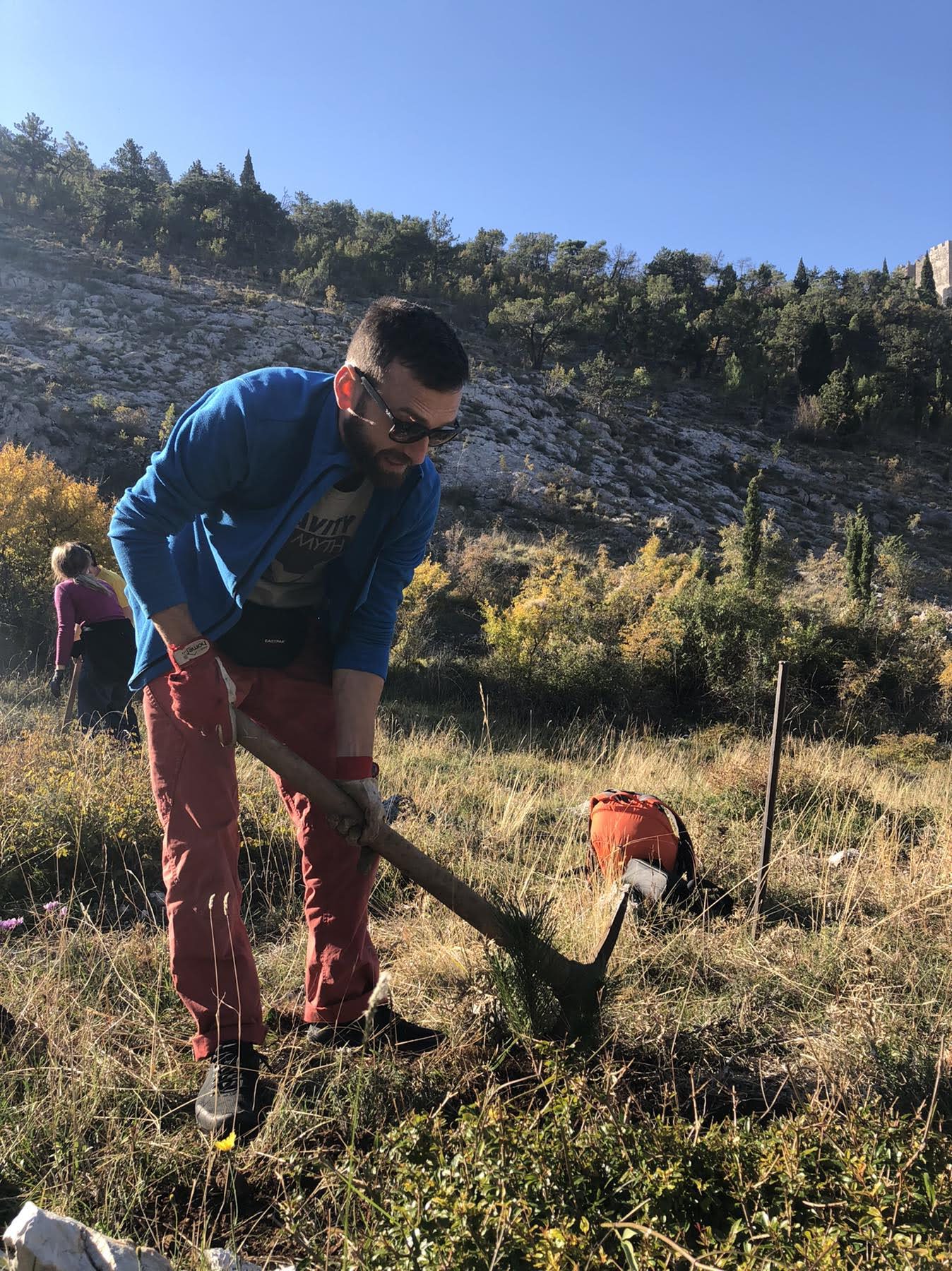 Volunteers doing conservation work above Rebro