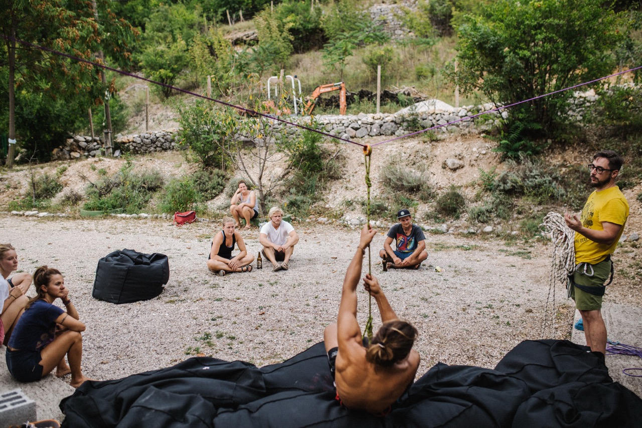 Highline workshop participants learning rigging and safety
