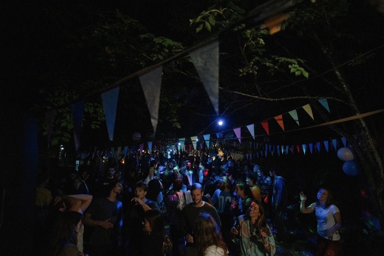 Live music and dancing at the closing party
